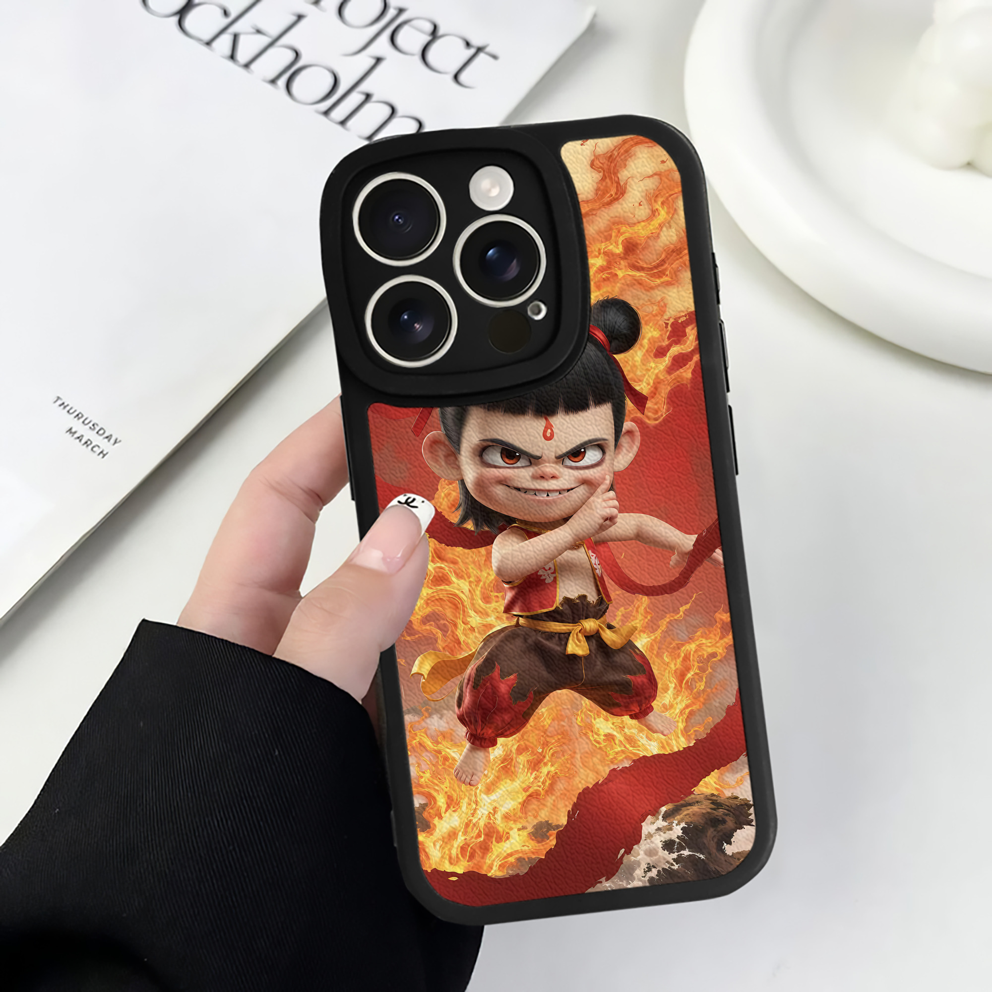 （画像用） Ne Zha 2 ナタ 魔童の大暴れ 【iPhone 16シリーズ対応】シリコンスマホケース（レザー調） 材質：シリコン